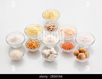 Assortiment de types de farine sans gluten dans des bols Banque D'Images