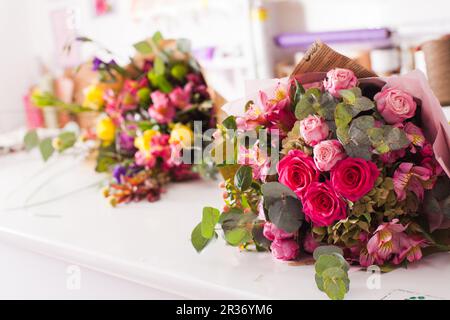 Bouquets fini sur la table Banque D'Images