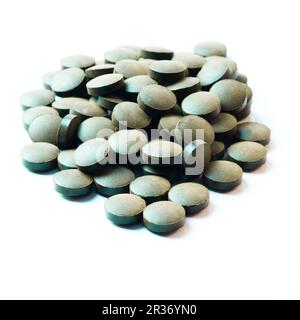 La spiruline comprimés isolés Banque D'Images