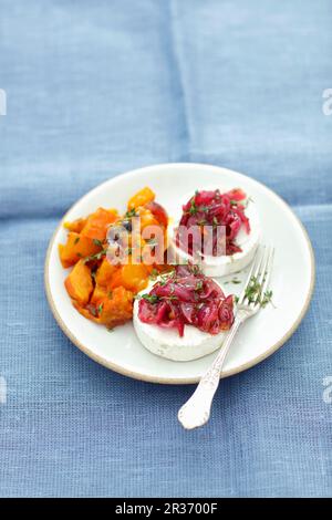 Camembert cuit avec oignon rouge carmelisé et chutney de citrouille Banque D'Images