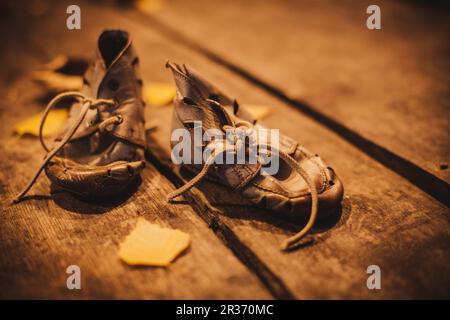 Vieilles chaussures pour enfant pauvre Banque D'Images