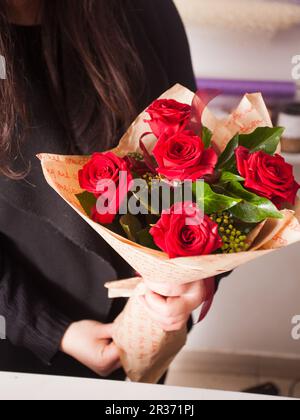 Ce fleuriste bouquet de roses rouges Banque D'Images