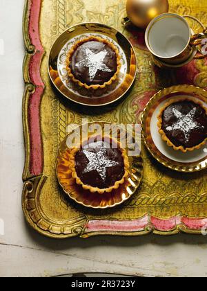 Trois tartes de mousse au chocolat individuelles Banque D'Images