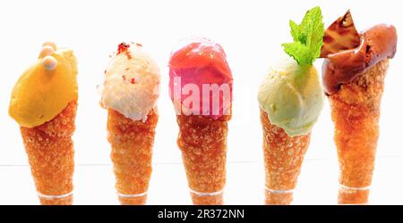 Glaces faites maison en cônes Banque D'Images
