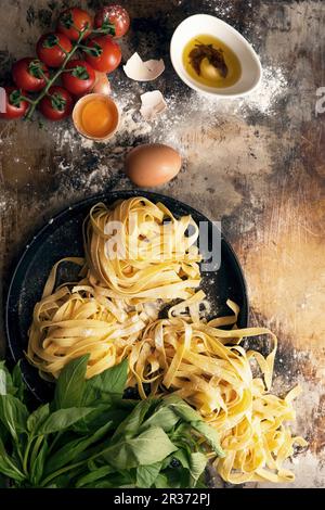 Tagliatelle, tomates, herbes et oeufs Banque D'Images