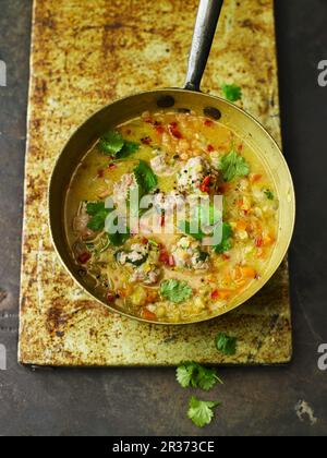 Lentilles rouges épicées, noix de coco, et la coriandre soupe avec des boulettes de poulet Banque D'Images