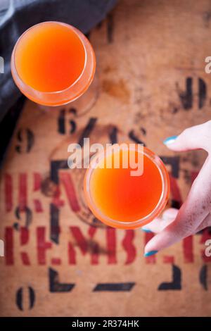 Cocktails Monkey Gland (gin, jus d'orange, grenadine et absinthe) Banque D'Images