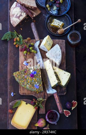 Une planche à fromages avec divers fromages (vue de dessus) Banque D'Images