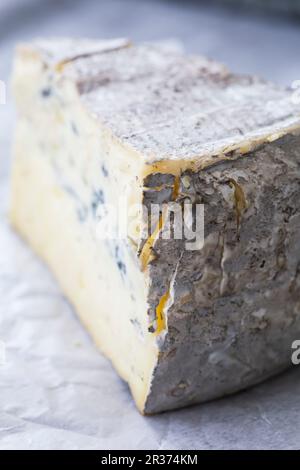 Fromage bleu sur papier Banque D'Images