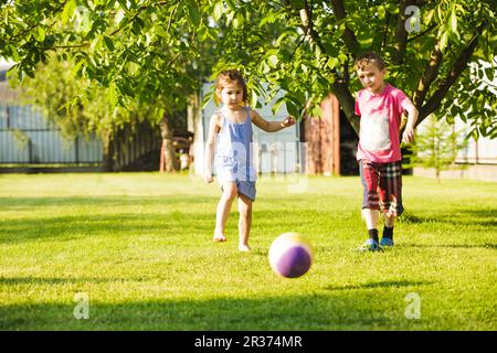 Enfants avec une balle Banque D'Images