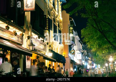Singapour - 21 octobre 2022 : vue de nuit sur la rue du pub Boat Quay Banque D'Images