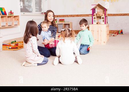 Enseignant enseigne d'âge préscolaire Banque D'Images