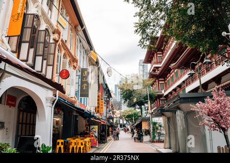 Singapour - 23 octobre 2022 : rue commerçante de Chinatown et temple relique de la dent de Bouddha Banque D'Images