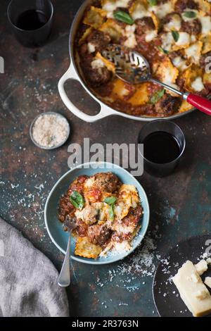 Cuire les raviolis aux boulettes et basilic Banque D'Images