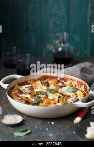 Cuire les raviolis aux boulettes et basilic Banque D'Images