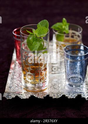 Thé à la menthe dans des verres du Moyen-Orient Banque D'Images