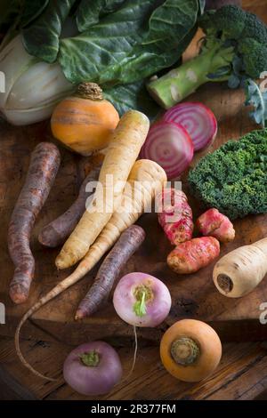 Diverses variétés de légumes à l'ancienne sur un fond en bois Banque D'Images