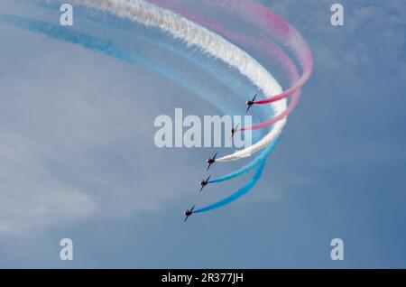 Les flèches rouges montrent l'équipe volant en formation au-dessus de Clacton dans l'exposition annuelle en plein air Banque D'Images