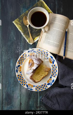 Tarte simple aux pommes à la ricotta avec café Banque D'Images