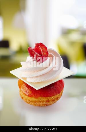 Mini-gâteaux Saint-Honoré au chocolat blanc, à la crème et aux framboises Banque D'Images