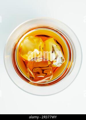 Un verre de whisky avec glaçons (vue de dessus) Banque D'Images