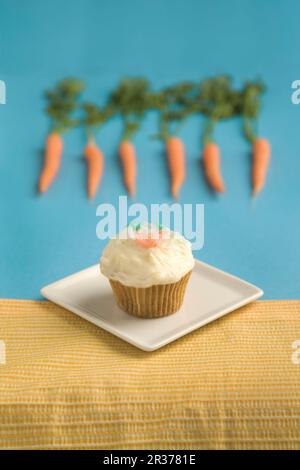 Cupcakes aux carottes avec glaçage au fromage à la crème; sur plateau Banque D'Images
