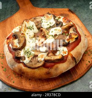 Pizza rustique aux champignons Shitake et Crimini et mozzarella Banque D'Images