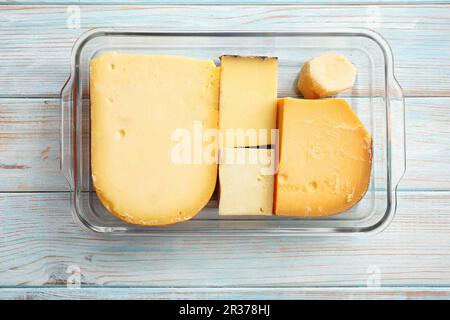 Différents types de fromage (Gouda, Comte, Grayerzer, parmesan) dans un plat en verre Banque D'Images