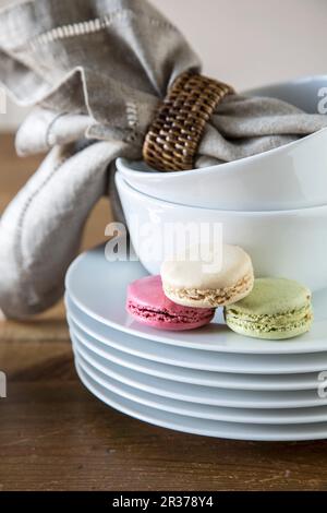 Macarons sur une pile d'assiettes Banque D'Images