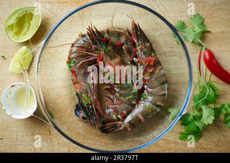 Crevettes tigrées crues marinées à la chaux, au miel, au Chili et à la coriandre Banque D'Images