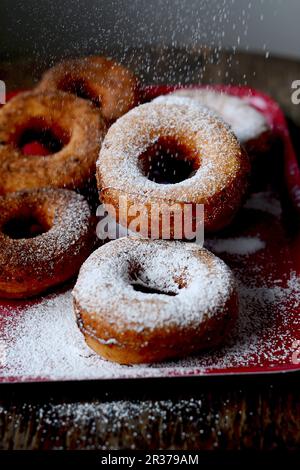 Beignets aspergés de sucre glace Banque D'Images