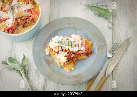 La Moussaka avec de fromage de brebis Banque D'Images