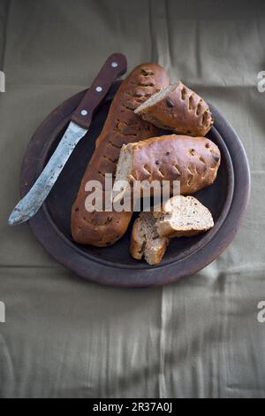 Baguette avec oignons rôtis vegan et noix Banque D'Images