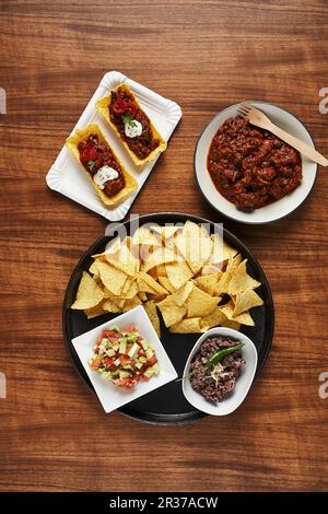 Tacos avec guacamole, Chili con carne et pâte de haricots Banque D'Images