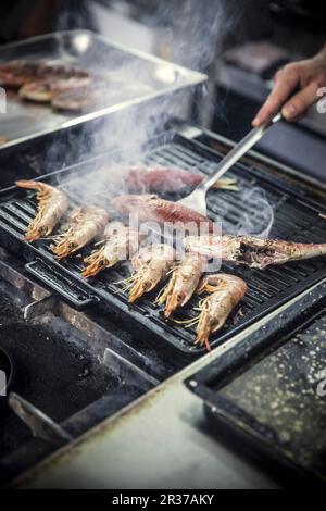 Crevettes et mulet rouge sur un grill Banque D'Images