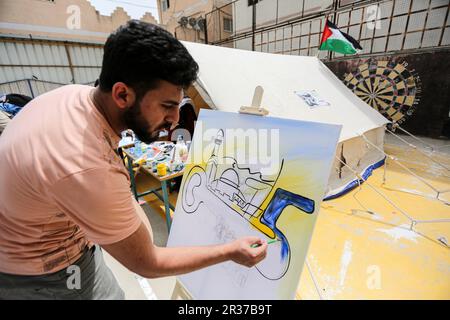 Gaza, Palestine. 22nd mai 2023. Un artiste palestinien fait un tableau lors de la commémoration du soixante-quinzième anniversaire de la Nakba palestinienne en 1948 à Khan Yunis, dans le sud de la bande de Gaza. Crédit : SOPA Images Limited/Alamy Live News Banque D'Images