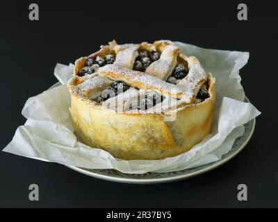 Un gâteau aux baies fraîchement cuit sur du papier de cuisson Banque D'Images