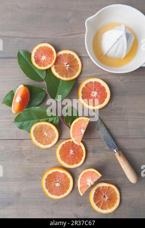 Oranges avec presse-agrumes Banque D'Images