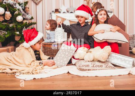 Deux garçons portant des chapeaux de Père Noël Banque D'Images