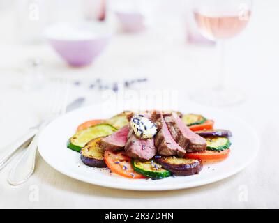 Tagliata aux légumes grillés et à la lavande Banque D'Images