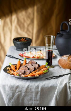 Rôti de boeuf avec des carottes dans un restaurant Banque D'Images