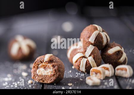 Avec des boules de pâte d'amande et de chocolat et caramel barres biscuit Banque D'Images