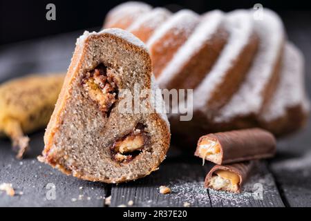 Gugelhupf avec du chocolat et caramel barres biscuit Banque D'Images