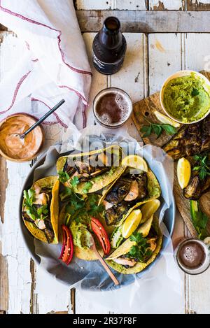 Coquilles à Taco avec aubergines frites et houmous Banque D'Images