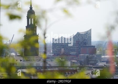 Hambourg, Allemagne. 22nd mai 2023. Vue sur la salle de concert Elbphilharmonie à Hafencity depuis le bunker surélevé. Sur le côté gauche de la photo, vous pouvez voir l'église principale Sankt Michaelis (Michel). Le 23.05.2023 sera présenté le nouveau calendrier de l'Elbphilharmonie et de Laeiszhalle. Credit: Marcus Brandt/dpa/Alay Live News Banque D'Images