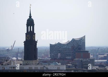 Hambourg, Allemagne. 22nd mai 2023. Vue sur la salle de concert Elbphilharmonie à Hafencity depuis le bunker surélevé. Sur le côté gauche de la photo, vous pouvez voir l'église principale Sankt Michaelis (Michel). Le 23.05.2023 sera présenté le nouveau calendrier de l'Elbphilharmonie et de Laeiszhalle. Credit: Marcus Brandt/dpa/Alay Live News Banque D'Images