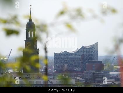 Hambourg, Allemagne. 22nd mai 2023. Vue sur la salle de concert Elbphilharmonie à Hafencity depuis le bunker surélevé. Sur le côté gauche de la photo, vous pouvez voir l'église principale Sankt Michaelis (Michel). Le 23.05.2023 sera présenté le nouveau calendrier de l'Elbphilharmonie et de Laeiszhalle. Credit: Marcus Brandt/dpa/Alay Live News Banque D'Images