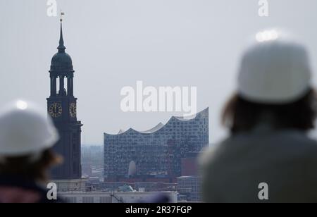 Hambourg, Allemagne. 22nd mai 2023. Vue sur la salle de concert Elbphilharmonie à Hafencity depuis le bunker surélevé. Sur le côté gauche de la photo, vous pouvez voir l'église principale Sankt Michaelis (Michel). Le 23.05.2023 sera présenté le nouveau calendrier de l'Elbphilharmonie et de Laeiszhalle. Credit: Marcus Brandt/dpa/Alay Live News Banque D'Images