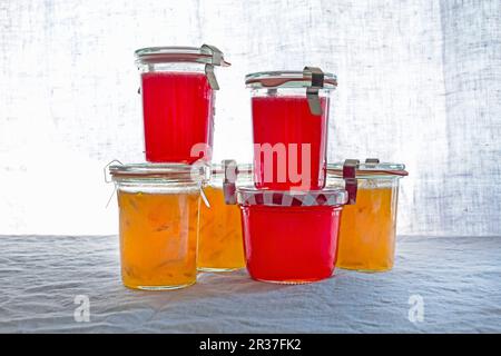 Gelée de framboises et confiture d'orange dans des pots de conservation Banque D'Images