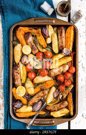 Légumes rôtis au four avec saucisses Banque D'Images